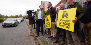 Thousands of farmers storm London to oppose PM Keir Starmer’s “tractor tax”