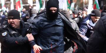 “Don’t want the Euro”: Bulgaria nationalists clash with authorities, attempt to storm EU building