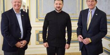 Graham and Blumenthal meet Zelensky in Kyiv while US debates sanctions and Moscow delays peace proposal