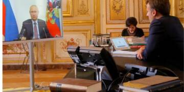 Macron Dials Putin in Surprise Diplomatic Overture, Rattling the Western Bloc