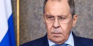 Lavrov Slams Zelenskyy’s “Showmanship,” Says Putin Meeting Possible