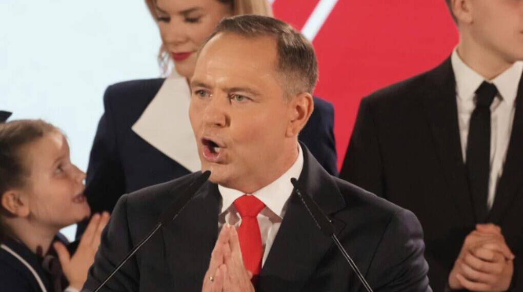 Poland calls for a NATO-backed no-fly zone over Ukraine to counter Russian drone attacks, while President Nawrocki seeks nuclear access via France. Shift in Poland's Strategic Aspirations amid growing European Tension?