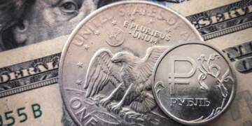 Russia's Dollar Drama: Kremlin Floats Return to US Dollar System, But Central Bank Says 'No Thanks' – Dollar Must Compete